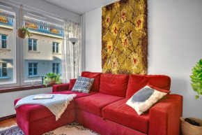 Hip & Vibrant w Balcony, Netflix, 200m tram&bus